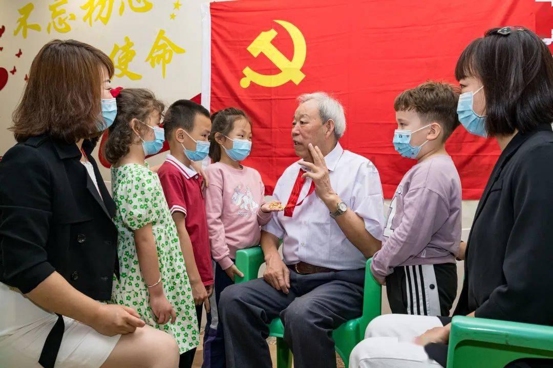 可爱小猫向上跳